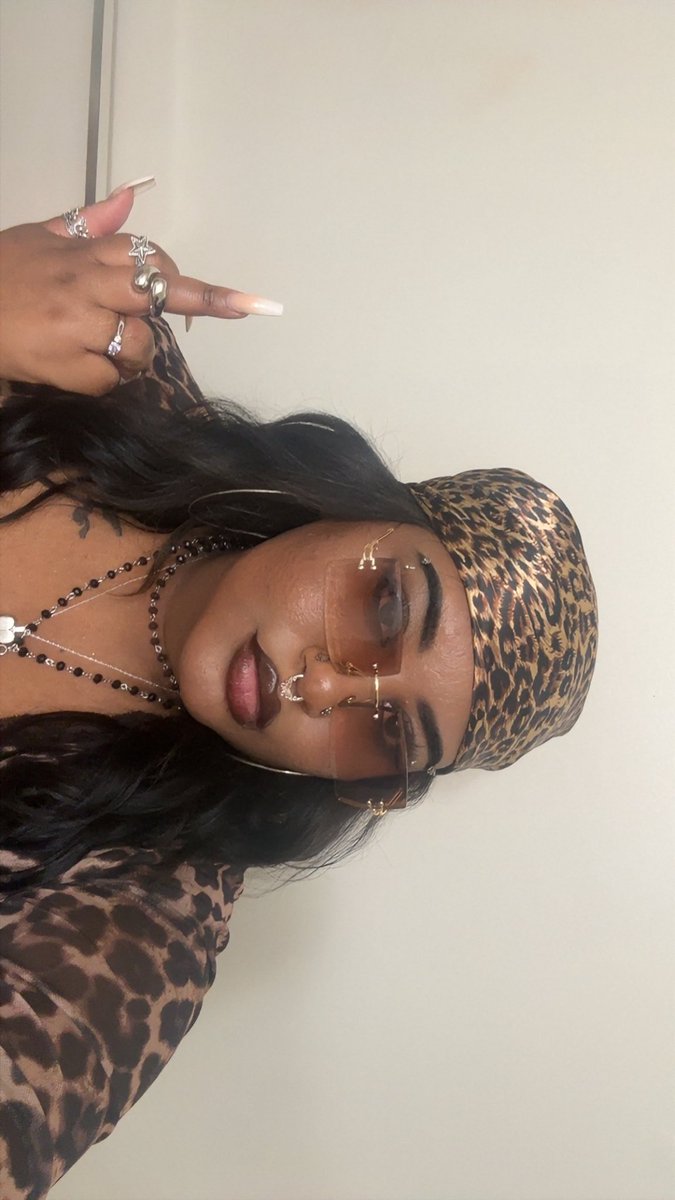 mikey’s black wife 🎸⋆⭒˚.⋆ tweet media