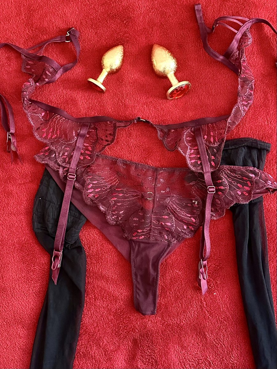 FlodeTurfalun's tweet photo. Ma tenue pour ce soir…  J’hésite encore sur la taille du bijou. Une suggestion ? 
#dessous #lingerie #echangisme #candaulisme #mature https://t.co/w3gKZ9TINI