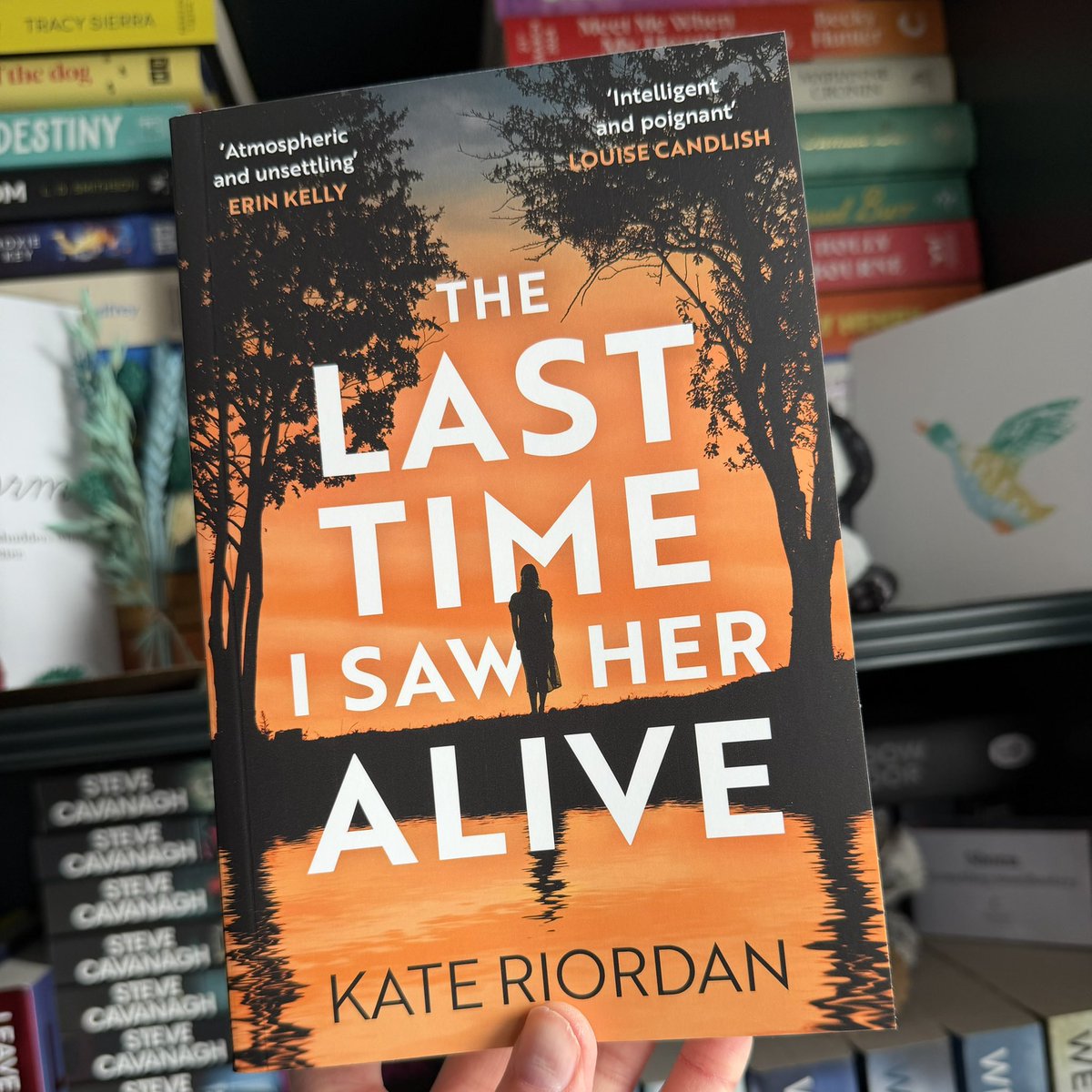 shonaholmes23's tweet image. 📚📮#BookPost📚📮

Look at this stunning cover for #TheLastTimeISawHerAlive by @KateRiordanUK 

Coming in July this sounds like a twisty thriller that will definitely keep me guessing!👀

Huge thanks to @MichaelJBooks for sending 📖

#BookTwitter #Bookblogger