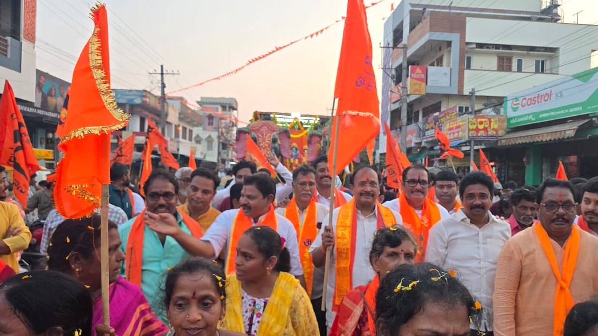BuragaddaV's tweet photo. బందరులో  జై శ్రీరామ్ నినాదాలతో మారుమోగిన శోభా యాత్ర. యాత్రలో పాల్గొన్న టీడీపీ రాష్ట్ర ఉపాధ్యక్షలు బూరగడ్డ వేద వ్యాస్ గారు #SriRamaNavami https://t.co/ibZA80W21e