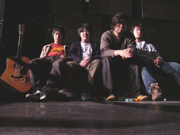 明日Waking Ashlandがやっと見れる、対バンできる🔥中学2年の13歳クボタカヒロは想像もできなかっただろう…CALENDARSよろしくお願い致します。約20年前Waking AshlandのTシャツを着ている私と20歳の黒田