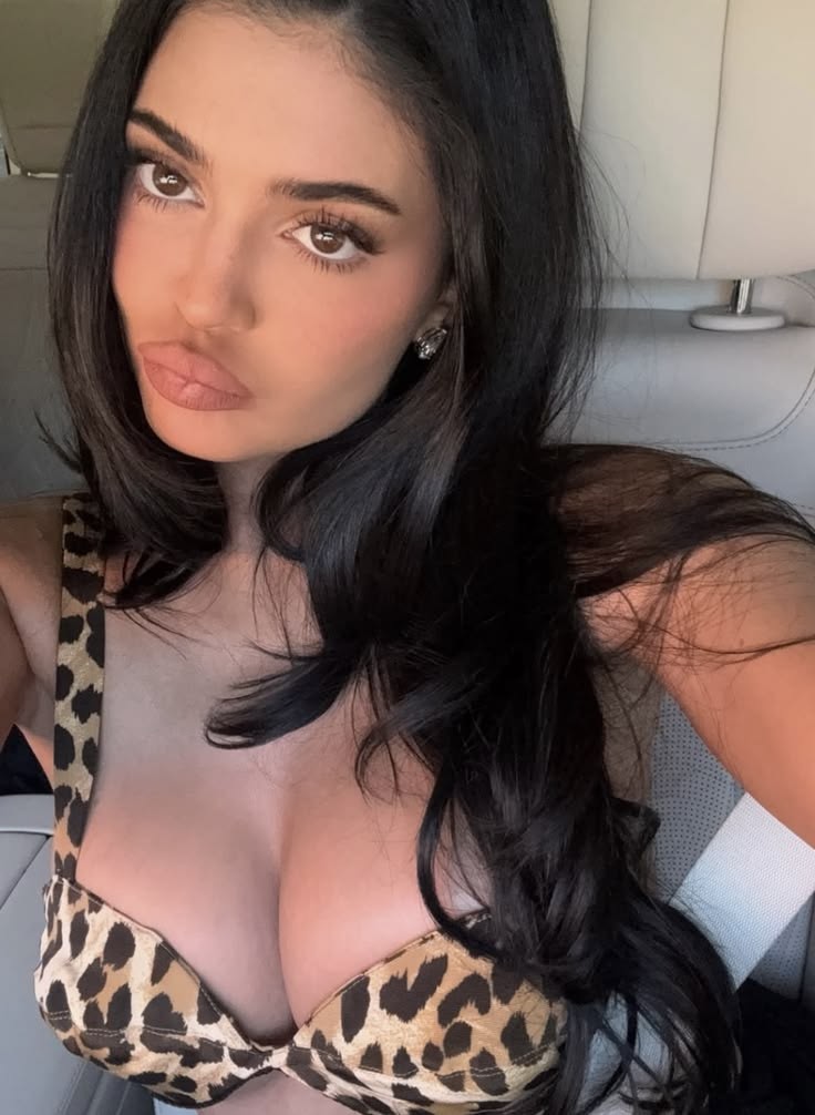 King Kylie charts tweet media