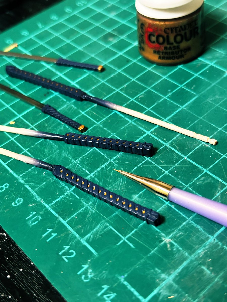 ブーツのリタッチやら制服のサフやら待ちに柄の部分塗装
柄頭何色にしようかなと考えたあたりでラッカー→エナメルをエアブラシで吹いて拭き取ればよかったのでは？となる