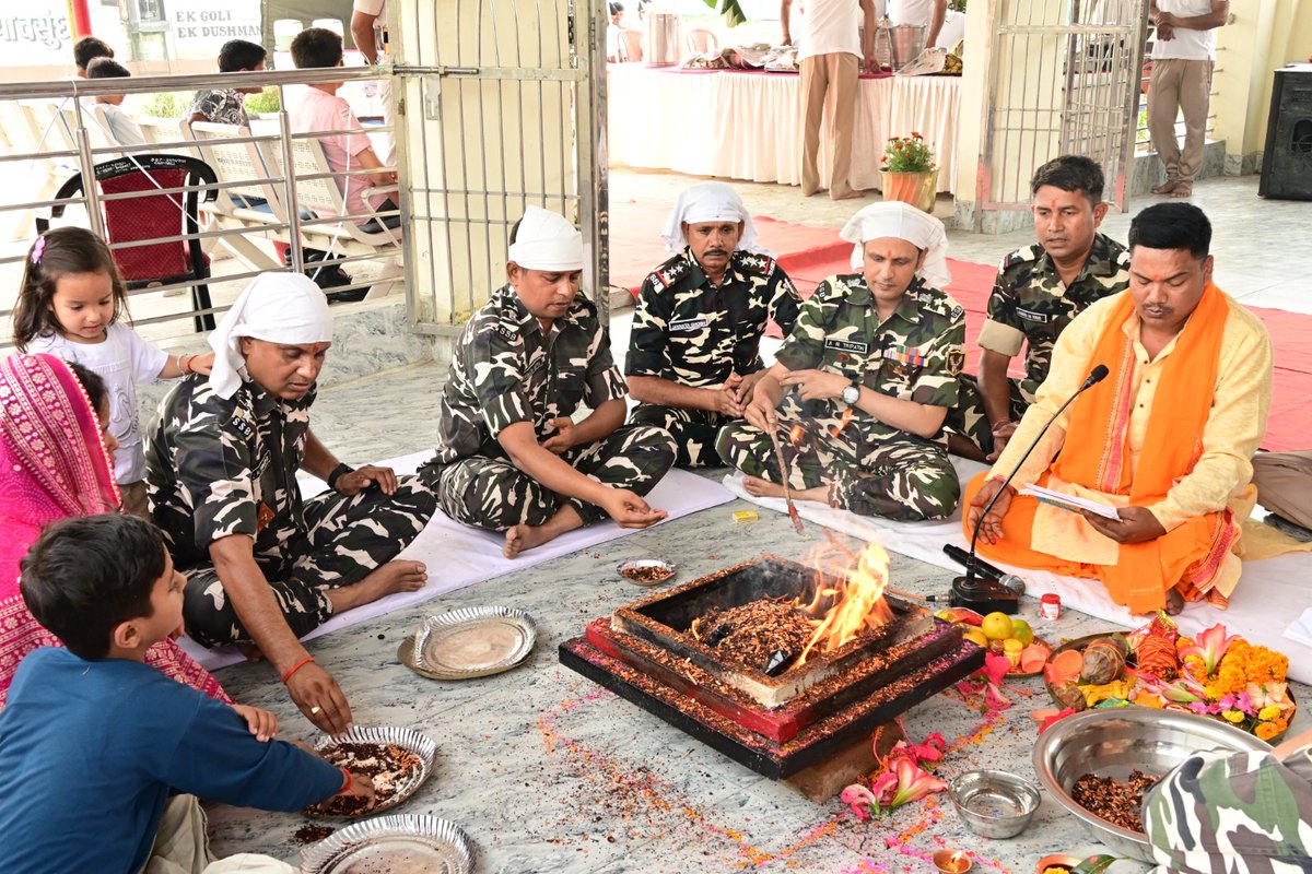 22bnssb's tweet photo. 22वीं वाहिनी,#ssb, महराजगंज में पा��न चैत्र नवरात्रि के समापन के उपरांत श्रद्धा और भक्ति भाव के साथ विशेष पूजा-अर्चना का आयोजन किया गया। इस अवसर पर वाहिनी के अधिकारियों, कार्मिकों,एवं संदीक्षा परिवार ने माता रानी की आराधना कर देश की सुरक्षा, समृद्धि और सुख-शांति की कामना की। https://t.co/fENH0HeIi9