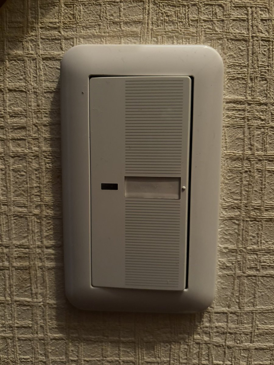 daipyon0707's tweet photo. 免状取得後初めての電気工事！

最近、家の階段の電気が点かないことが多くなってきたためスイッチの交換に挑戦🔥

時間はかかったけど、怪我や事故なく無事に交換できた🙌✨

⚠️カバーのみの交換は無資格でもできますが、スイッチの交換は資格が必要なのでご注意ください⚠️

#第二種電気工事士 https://t.co/VZcJQoxdDl