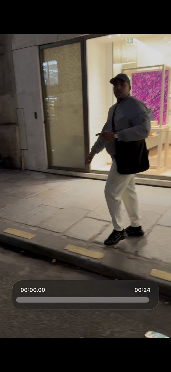bmanojkrreddy's tweet photo. Pay attention to this guy, he is a #chain snatcher in #Paris targeting tourists, they act in groups.
I found them snatching a gold chain in front of #Fendi store on Rue Saint-Honoré street.

Be safe out there!!

#gold #snatcher #ScamWarning #Paris #tourists #ParisPolice https://t.co/X8bjSjnHCP