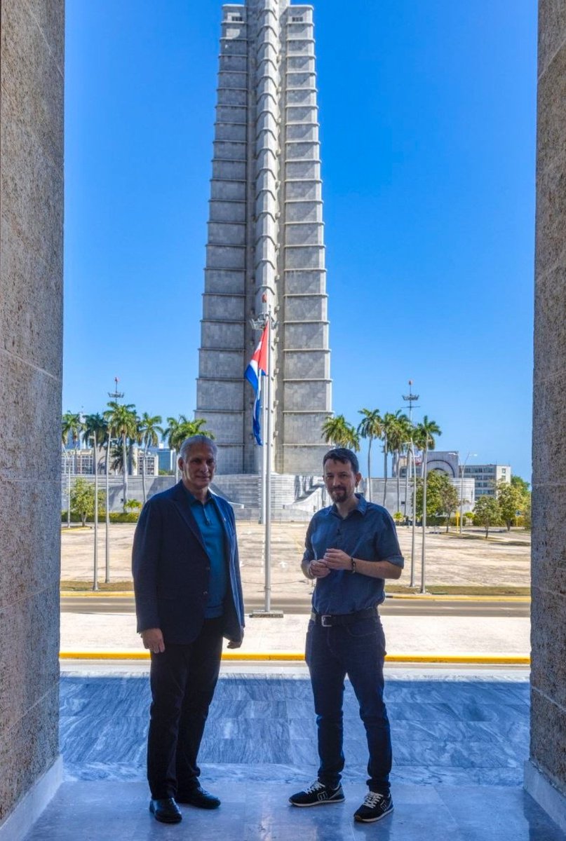 Nuestro Presidente Miguel Díaz-Canel, en la entrevista ofrecida al politólogo español Pablo Iglesias, refrendó el compromiso de defender la Revolución y defendió el derecho del país a mantener su modelo político y social.

‼️#CubaEstáFirme‼️
#DefendiendoCuba🇨🇺💪❤️