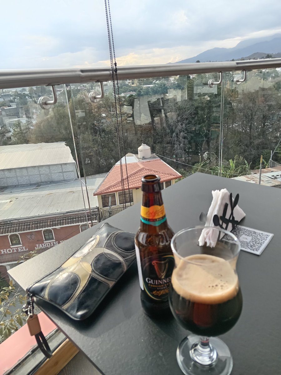 Ayer como buen chalan qué soy invite a mi albañil a tomar una Guinness 🪉  hoy que lo veo me dice que le dio diarrea 🤣