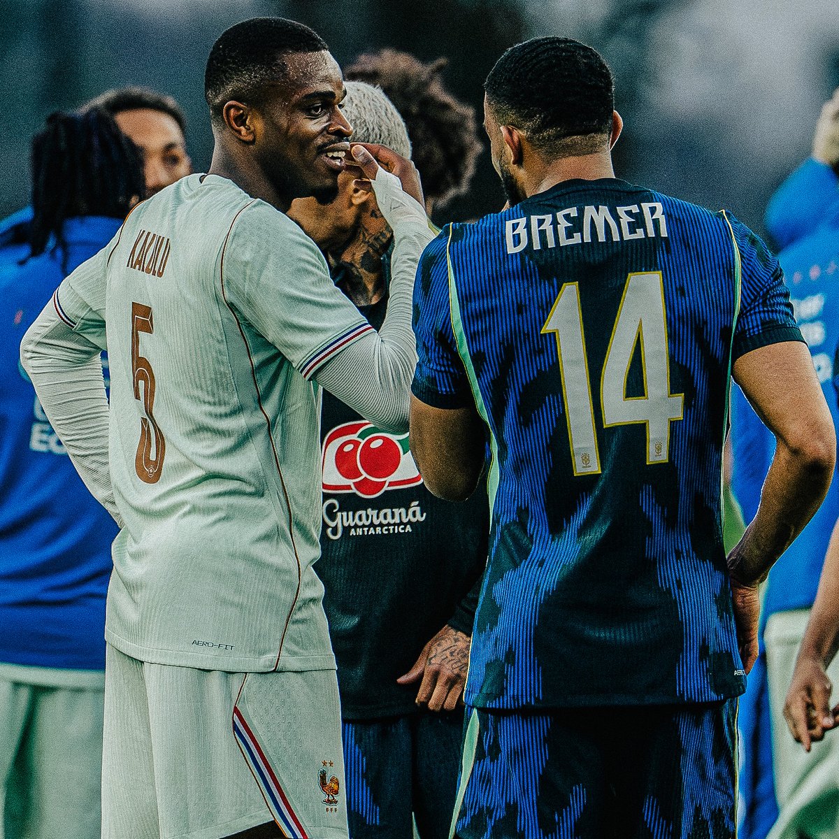 juventusfc's tweet photo. I nostri ragazzi 🇫🇷🤝🇧🇷 https://t.co/pwxxlyWXQo