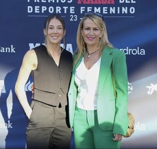 jonacinage's tweet photo. @victorlozano73 Una sola victoria en un corruptísimo partido donde la amiga de Yolanda Parga, perdonó un montón de tarjetas, un penalti clarísimo y se inventó un fuera de juego a 4 metros del área para que el Barça no se pusiera por delante.
Posiblemente el mayor escándalo del fútbol femenino. https://t.co/YAXVA1nsdH