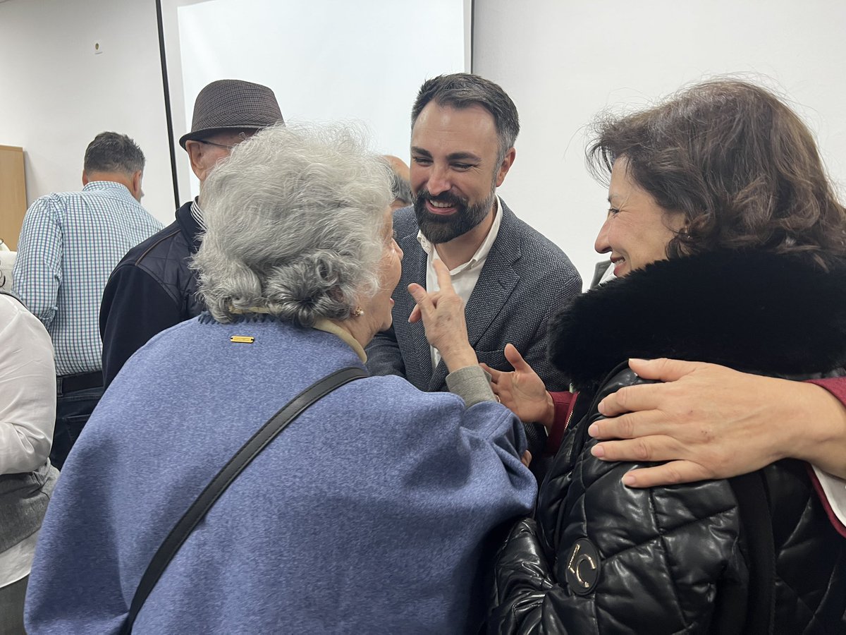 PSOEaytoMalaga's tweet photo. 🤝Acompañamos a @AmfremarOng en un día muy especial, la inauguración de su nueva sede en el corazón de El Palo.

@MarianoRuizA y @RosadelMar1 dan su apoyo a una entidad indispensable, con un batallón de voluntarios/as que ofrecen alimentos y oportunidades a personas vulnerables https://t.co/TlA7W0psqN