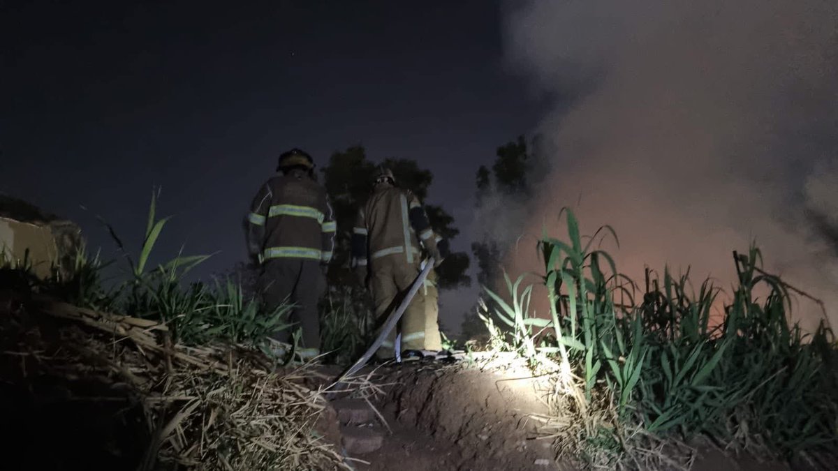 🔥 #Morelia // Durante los últimos minutos del jueves, una humilde casa de madera abandonada terminó reducida a cenizas después de que se incendiara, afortunadamente sin reporte de víctimas. Los hechos en los márgenes del río de la calle María Rodríguez, de la col. Jacarandas.