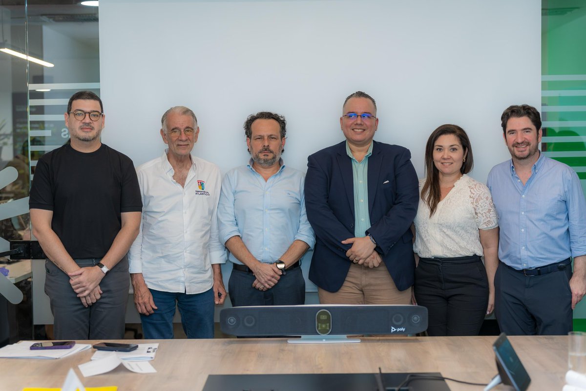 Carnaval_SA's tweet photo. Felicitamos a José Bedoya Ramos por su designación como Director Ejecutivo de @CLENAOFICIAL, un reconocimiento a su liderazgo, compromiso y visión, que sin duda seguirán generando grandes resultados para el sector cultural.👏🏻

🤝🏻Agradecemos su valioso aporte a la Fiesta desde la Junta Directiva de Carnaval y por creer en el poder transformador de nuestras tradiciones.

Le deseamos muchos éxitos en este nuevo reto y reiteramos toda nuestra disposición para seguir trabajando de manera conjunta por el desarrollo cultural de nuestra ciudad.🎉🪘