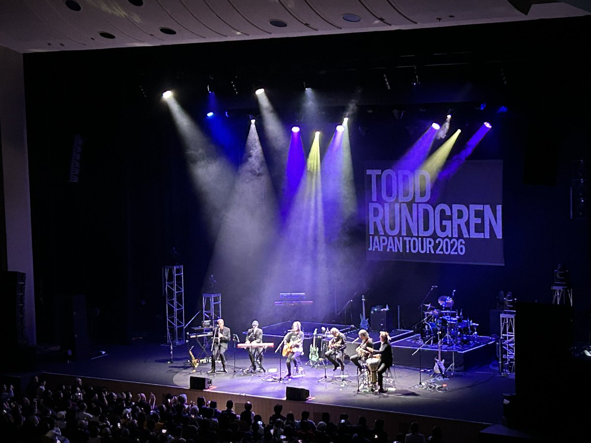 fukuchan625's tweet photo. 先日は誘っていただいてTodd Rundgrenのライブを観にNHKホールへ。

会場の音のバランスもよくて素敵なライブでした🎤🎸

#トッド・ラングレン https://t.co/D9Hqn6JHAj