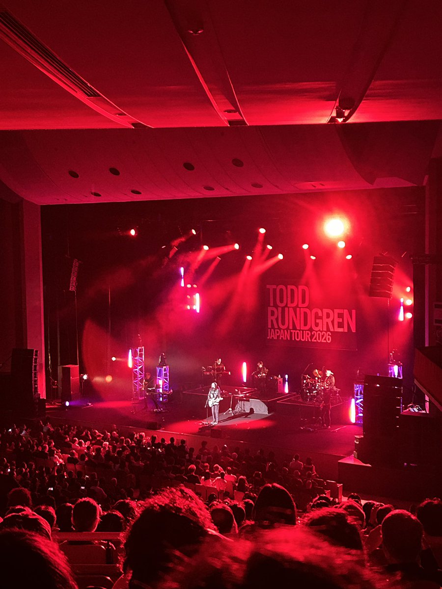 fukuchan625's tweet photo. 先日は誘っていただいてTodd Rundgrenのライブを観にNHKホールへ。

会場の音のバランスもよくて素敵なライブでした🎤🎸

#トッド・ラングレン https://t.co/D9Hqn6JHAj