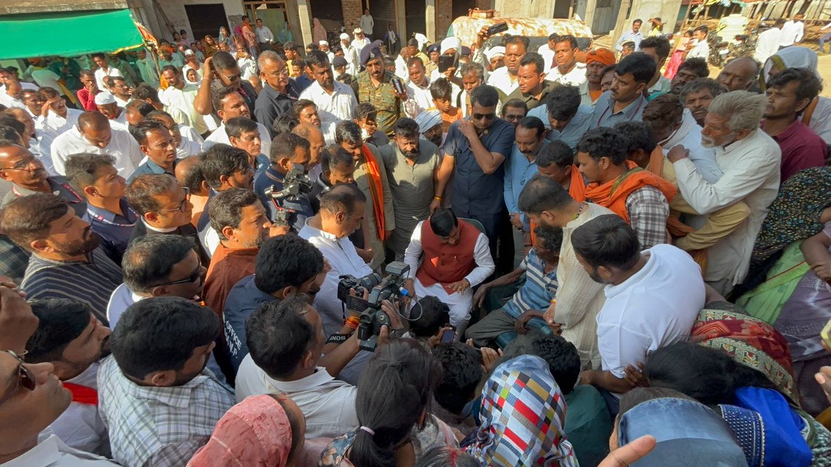 RahulKothariBJP's tweet photo. हर विपत्ति में परिवारों के साथ खड़ी, संवेदनशील मोहन सरकार

आज छिंदवाड़ा के करेर गांव में माननीय मुख्यमंत्री @DrMohanYadav51 जी ने बस दुर्घटना में प्रभावित परिवारों से मुलाकात कर अपनी गहरी संवेदनाएं व्यक्त कीं।

इस अवसर पर उन्होंने मृतकों के परिजनों को ₹4 लाख तथा गंभीर रूप से घायलों को ₹1 लाख की आर्थिक सहायता प्रदान करने की घोषणा की। साथ ही सभी घायलों के निःशुल्क उपचार की व्यवस्था सुनिश्चित करने का भी आश्वासन दिया।