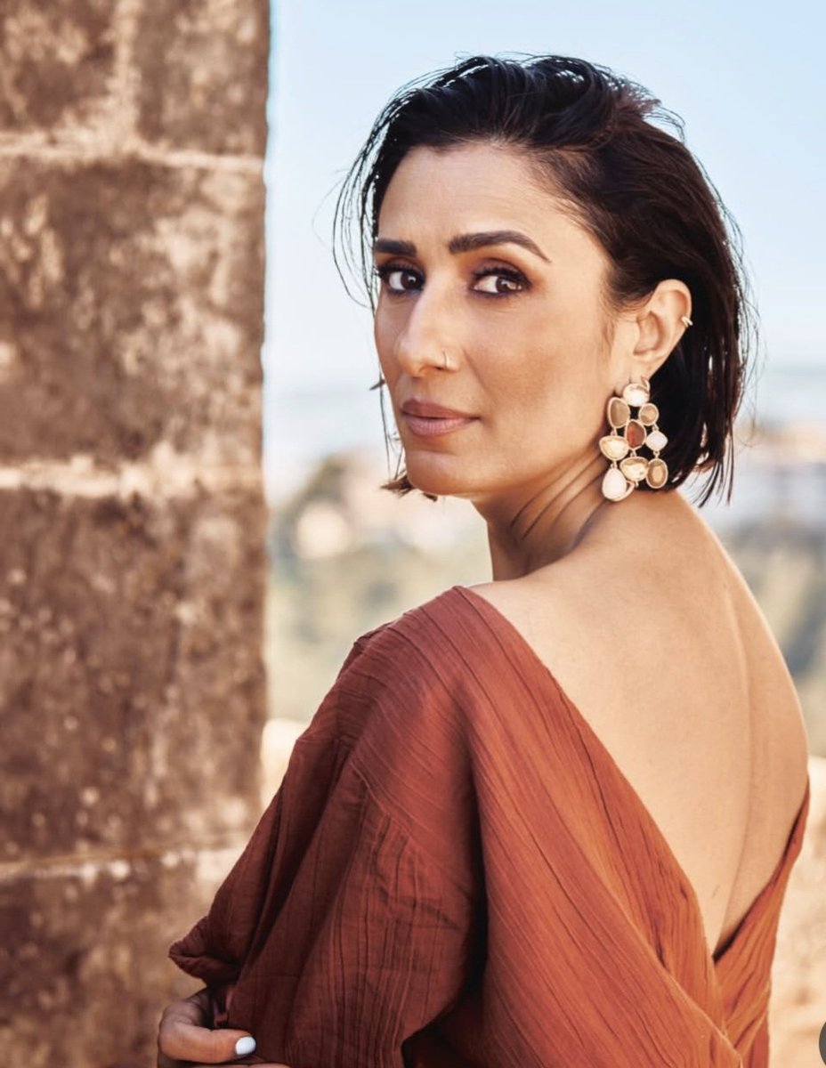 Anita Rani showing off her sexy slutty body 
#BritishAsianSlut