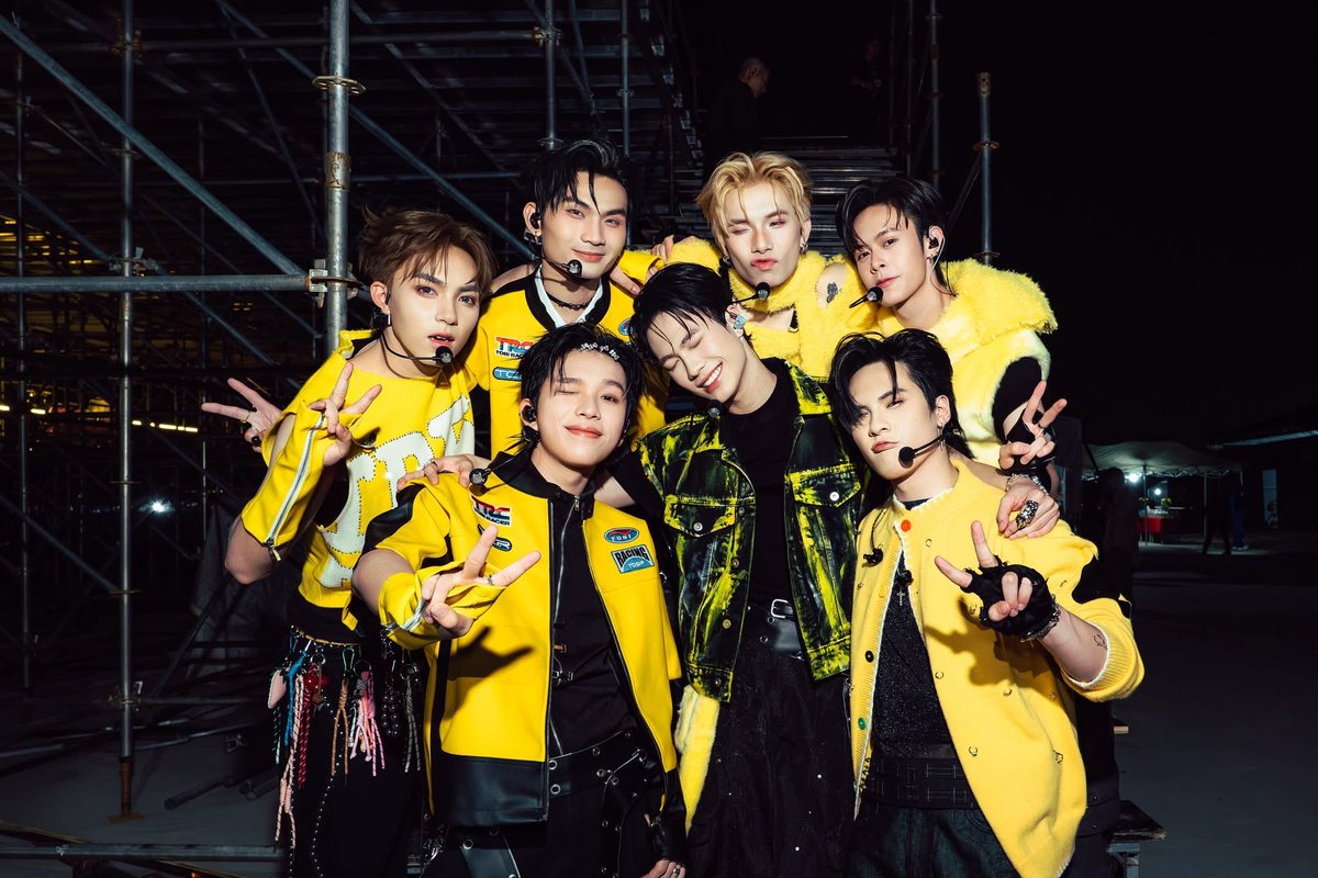 Uprizeourbegin's tweet photo. Vietnamese boygroup 😭🫰🏻🎀 https://t.co/KthUqHcMnF