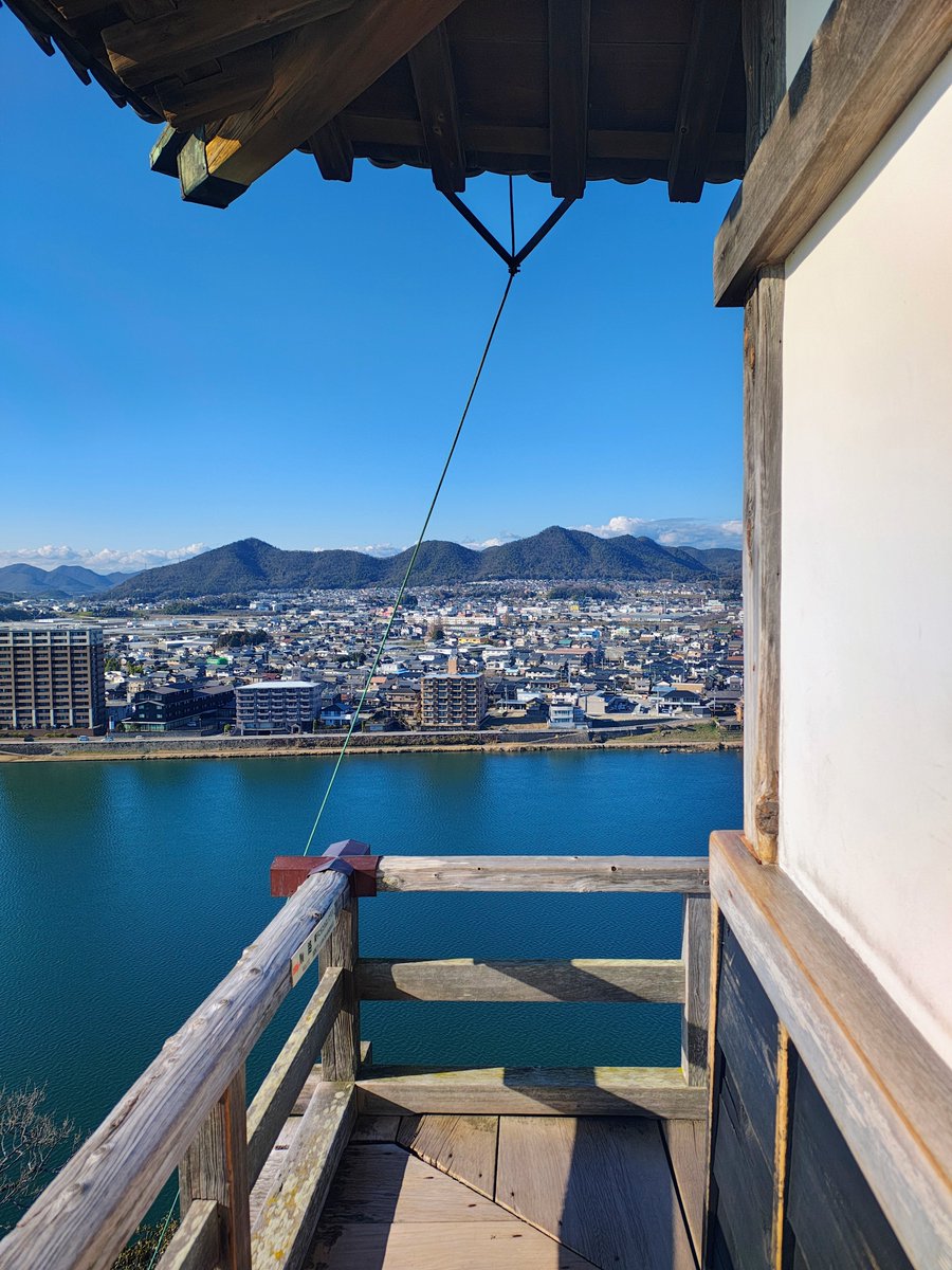 ohss43's tweet photo. 天守からの眺望。川沿いの平山城で晴天もあり優れた景観だった。当然に建築基準法が存在しない時代の建築なので、欄干が極めて低く恐怖がある https://t.co/Ju60e0C00Z