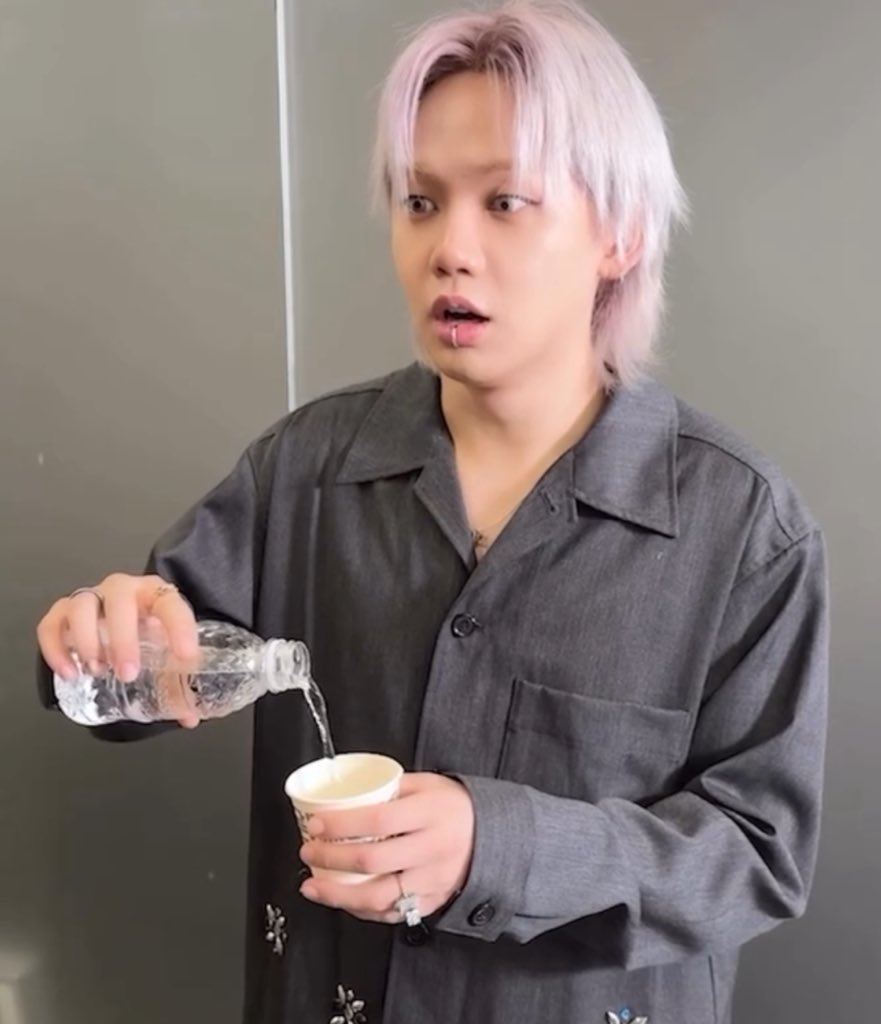 𝒆𝒓𝒓𝒆 🜁𓂃 🎆ᴺᴼᴮᴼᴰʸ🎇 🐈‍⬛🐾 tweet media