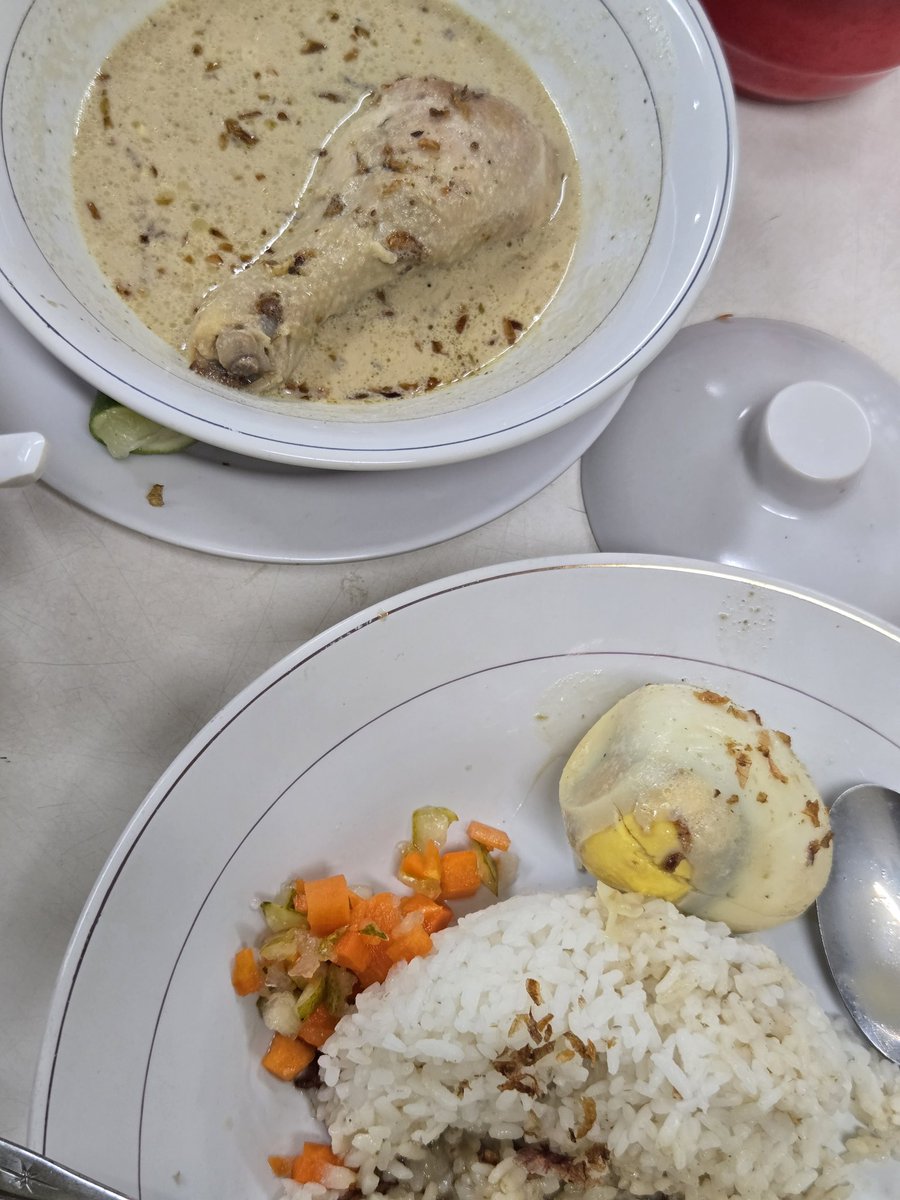 ko_opip's tweet photo. Opor Susu Legendaris. MAHAL ANJIRT GAKUAT. dua porsi opor 123rb:( opor yg paket exclude nasi. Aneh bgt fak. Not gonna repurchase, emang bukan gw target marketmya wkwkwkwkkwk🙏🙏🙏🙏😫 https://t.co/b5KXG3p1AX