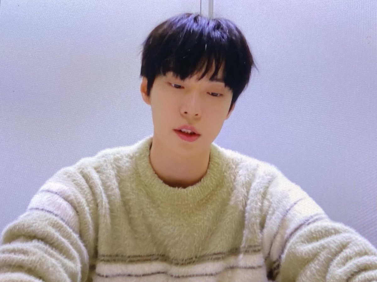 너무 귀엽게 생김 이 사람이 나라를 지킨다고 진짜 말 안 됨