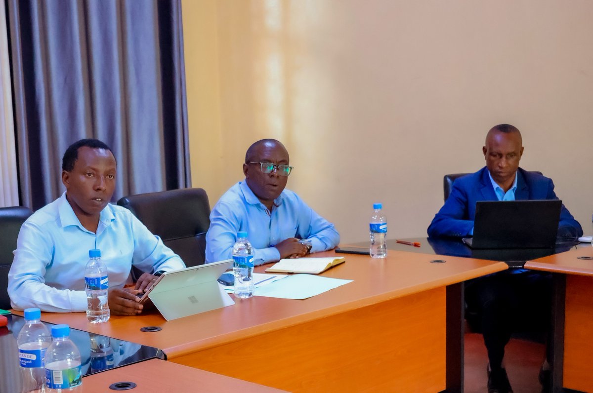 MusanzeDistrict's tweet photo. Visi Meya Ushinzwe Imibereho Myiza @TheoKayiranga ayoboye inama ihuje abikorera batandukanye, @PSF_RWA, Abafatanyabikorwa mu Iterambere ry'Akarere (#JADF) n'Ishami Rishinzwe Guteza Imbere Umurimo n'Ishoramari, barebera hamwe aho bageze mu gufasha urubyiruko kwigira ku murimo. https://t.co/vRzQLNtDOn