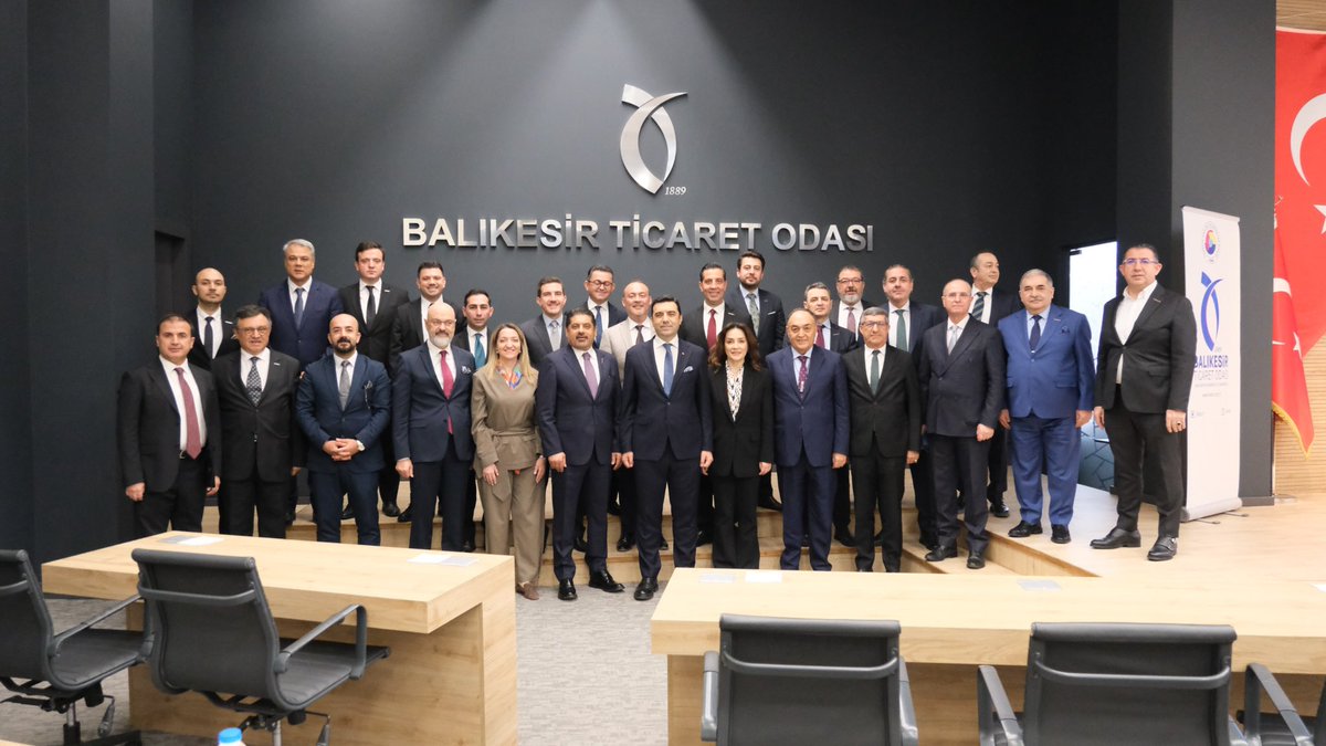 Ssonmez01's tweet photo. Bugün, GÜNMARSİFED Başkanımız Sayın Funda Seçil Dedeoğlu’nun ev sahipliğinde, bölgeden ve yönetim kurulumuzdan kıymetli üyelerimizin katıldığı geniş bir heyetle Balıkesir’de bir dizi temasta bulunduk.

Balıkesir Valisi Sayın İsmail Ustaoğlu, Büyükşehir Belediye Başkanı Ahmet Akın, Ticaret Borsası Başkanı Sayın Mehmet Çetin, Sanayi Odası Başkanı Nazmi Yarış ve Ticaret Odası Başkanı Rahmi Kula’yı ziyaret ettik.

Temaslarımızda jeopolitik gelişmelerin bölgeye etkisinden yereldeki yatırımlara geniş bir kapsamda değerlendirmelerde bulunduk. TÜRKONFED olarak Balıkesir Büyükşehir Belediyesi ile ortak projelerde iş birliği yapma konusunda sözlü mutabakata vardık.

Bölgenin ekonomik gelişme yolculuğunda tüm kurumların birbiriyle istişare ve iş birliği içerisinde, güçlü çalışmalar yaptığına tanıklık etmekten ötürü büyük memnuniyet duydum.

Federasyon başkanımız Sayın Funda Seçil Dedeoğlu ve yönetimine bu yoğun ve değerli ziyaretlerde bize ev sahipliği yaptıkları için teşekkür ediyorum.

#türkonfed
