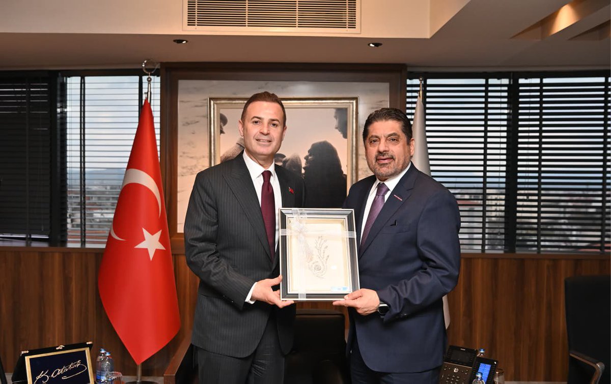 Ssonmez01's tweet photo. Bugün, GÜNMARSİFED Başkanımız Sayın Funda Seçil Dedeoğlu’nun ev sahipliğinde, bölgeden ve yönetim kurulumuzdan kıymetli üyelerimizin katıldığı geniş bir heyetle Balıkesir’de bir dizi temasta bulunduk.

Balıkesir Valisi Sayın İsmail Ustaoğlu, Büyükşehir Belediye Başkanı Ahmet Akın, Ticaret Borsası Başkanı Sayın Mehmet Çetin, Sanayi Odası Başkanı Nazmi Yarış ve Ticaret Odası Başkanı Rahmi Kula’yı ziyaret ettik.

Temaslarımızda jeopolitik gelişmelerin bölgeye etkisinden yereldeki yatırımlara geniş bir kapsamda değerlendirmelerde bulunduk. TÜRKONFED olarak Balıkesir Büyükşehir Belediyesi ile ortak projelerde iş birliği yapma konusunda sözlü mutabakata vardık.

Bölgenin ekonomik gelişme yolculuğunda tüm kurumların birbiriyle istişare ve iş birliği içerisinde, güçlü çalışmalar yaptığına tanıklık etmekten ötürü büyük memnuniyet duydum.

Federasyon başkanımız Sayın Funda Seçil Dedeoğlu ve yönetimine bu yoğun ve değerli ziyaretlerde bize ev sahipliği yaptıkları için teşekkür ediyorum.

#türkonfed