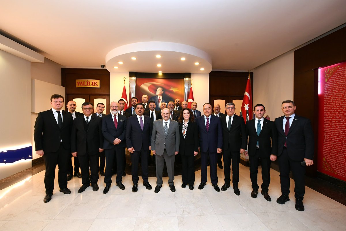 Ssonmez01's tweet photo. Bugün, GÜNMARSİFED Başkanımız Sayın Funda Seçil Dedeoğlu’nun ev sahipliğinde, bölgeden ve yönetim kurulumuzdan kıymetli üyelerimizin katıldığı geniş bir heyetle Balıkesir’de bir dizi temasta bulunduk.

Balıkesir Valisi Sayın İsmail Ustaoğlu, Büyükşehir Belediye Başkanı Ahmet Akın, Ticaret Borsası Başkanı Sayın Mehmet Çetin, Sanayi Odası Başkanı Nazmi Yarış ve Ticaret Odası Başkanı Rahmi Kula’yı ziyaret ettik.

Temaslarımızda jeopolitik gelişmelerin bölgeye etkisinden yereldeki yatırımlara geniş bir kapsamda değerlendirmelerde bulunduk. TÜRKONFED olarak Balıkesir Büyükşehir Belediyesi ile ortak projelerde iş birliği yapma konusunda sözlü mutabakata vardık.

Bölgenin ekonomik gelişme yolculuğunda tüm kurumların birbiriyle istişare ve iş birliği içerisinde, güçlü çalışmalar yaptığına tanıklık etmekten ötürü büyük memnuniyet duydum.

Federasyon başkanımız Sayın Funda Seçil Dedeoğlu ve yönetimine bu yoğun ve değerli ziyaretlerde bize ev sahipliği yaptıkları için teşekkür ediyorum.

#türkonfed