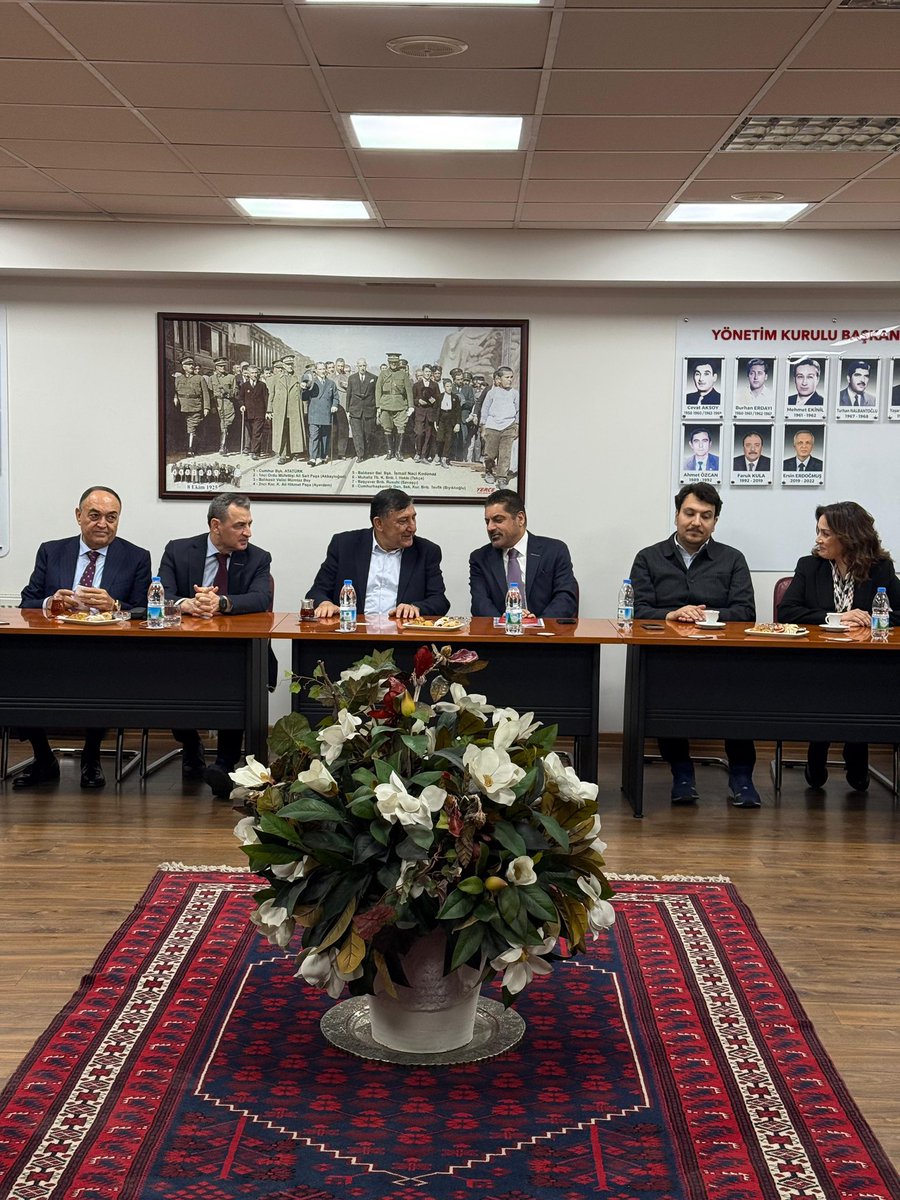 Ssonmez01's tweet photo. Bugün, GÜNMARSİFED Başkanımız Sayın Funda Seçil Dedeoğlu’nun ev sahipliğinde, bölgeden ve yönetim kurulumuzdan kıymetli üyelerimizin katıldığı geniş bir heyetle Balıkesir’de bir dizi temasta bulunduk.

Balıkesir Valisi Sayın İsmail Ustaoğlu, Büyükşehir Belediye Başkanı Ahmet Akın, Ticaret Borsası Başkanı Sayın Mehmet Çetin, Sanayi Odası Başkanı Nazmi Yarış ve Ticaret Odası Başkanı Rahmi Kula’yı ziyaret ettik.

Temaslarımızda jeopolitik gelişmelerin bölgeye etkisinden yereldeki yatırımlara geniş bir kapsamda değerlendirmelerde bulunduk. TÜRKONFED olarak Balıkesir Büyükşehir Belediyesi ile ortak projelerde iş birliği yapma konusunda sözlü mutabakata vardık.

Bölgenin ekonomik gelişme yolculuğunda tüm kurumların birbiriyle istişare ve iş birliği içerisinde, güçlü çalışmalar yaptığına tanıklık etmekten ötürü büyük memnuniyet duydum.

Federasyon başkanımız Sayın Funda Seçil Dedeoğlu ve yönetimine bu yoğun ve değerli ziyaretlerde bize ev sahipliği yaptıkları için teşekkür ediyorum.

#türkonfed