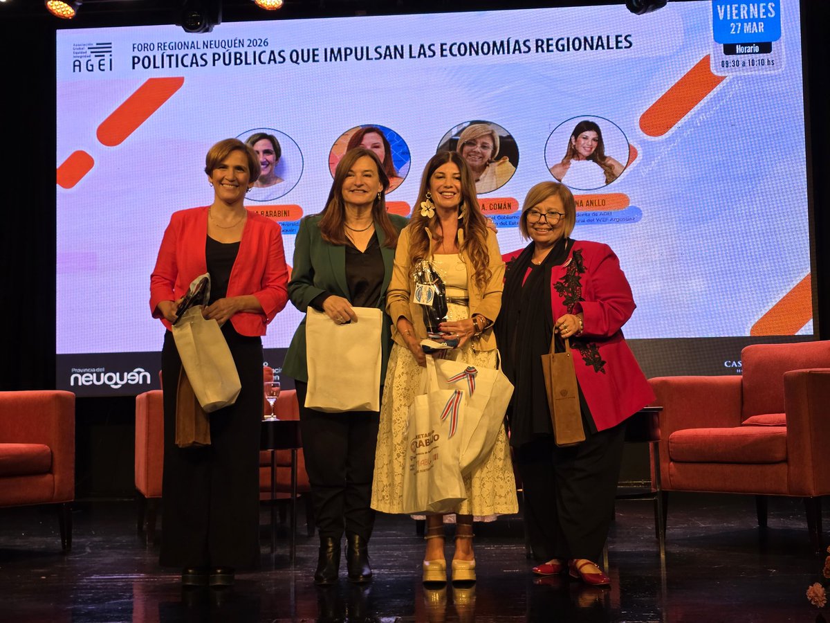 lorebarabini's tweet photo. Un orgullo compartir con estas grandes mujeres el panel: la Ministra de Muejres y Diversidad de provincia de Buenos Aires,Estela Diaz y la Secretaria de Trabajo de Santiago del Estero, Prof. Julia Coman. https://t.co/NVx27SZKvL