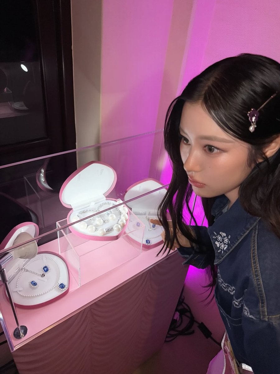 CiizeDaisy tweet media