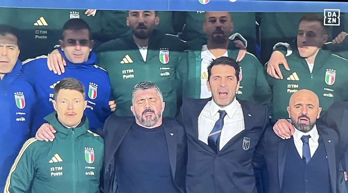 mui_king's tweet photo. イタリア代表、もうブッフォンの全力国歌ないの寂しいなと思ってたらベンチで全力してて笑ってしまった、代表スタッフだったのかよ https://t.co/Fey46q2MYo