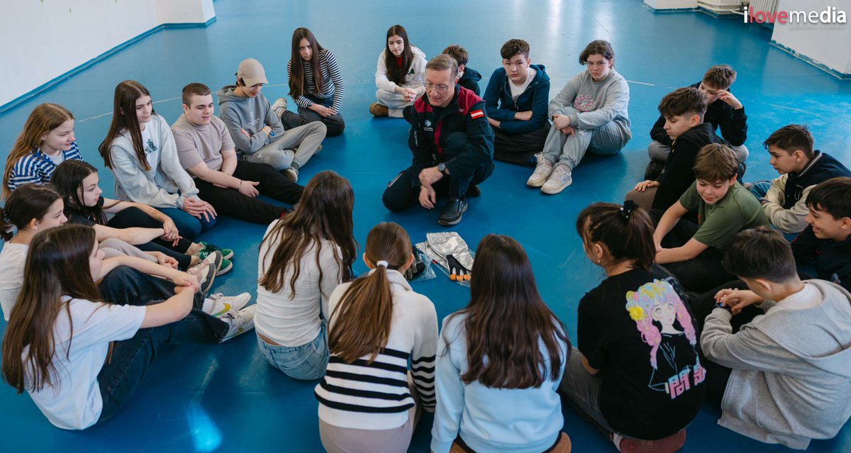 oewf's tweet photo. Space exploration meets school: At Colegiul National Banatean Timisoara in Romania, hundreds of students attended workshops, built water rockets, trained like astronauts — and had many conversations with analog astronaut Gernot Groemer from OeWF. 

#oewf #education #ontour https://t.co/9n0McvTwxW