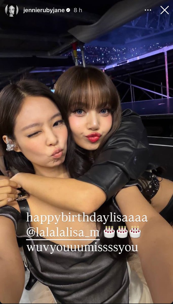 Pb2Luna's tweet photo. Birthday girl #HappyLISAday🥳 2️⃣9️⃣
#LALISA #LISA 
#LLOUD 
#JENLISA 💛💙 🎂💕 LOVE 💫 https://t.co/1yxODi0f4A