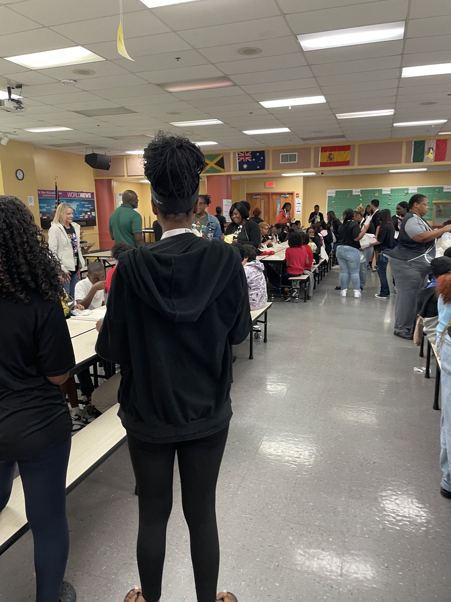 PrinGranger's tweet photo. A big shout out to Palm Beach Gardens, High school Principal Fleming for sending more than 60 juniors and seniors to our campus to mentor our fifth grade scholars in science, literacy and decision-making. Partnership matters. https://t.co/5rSEi1kBxQ