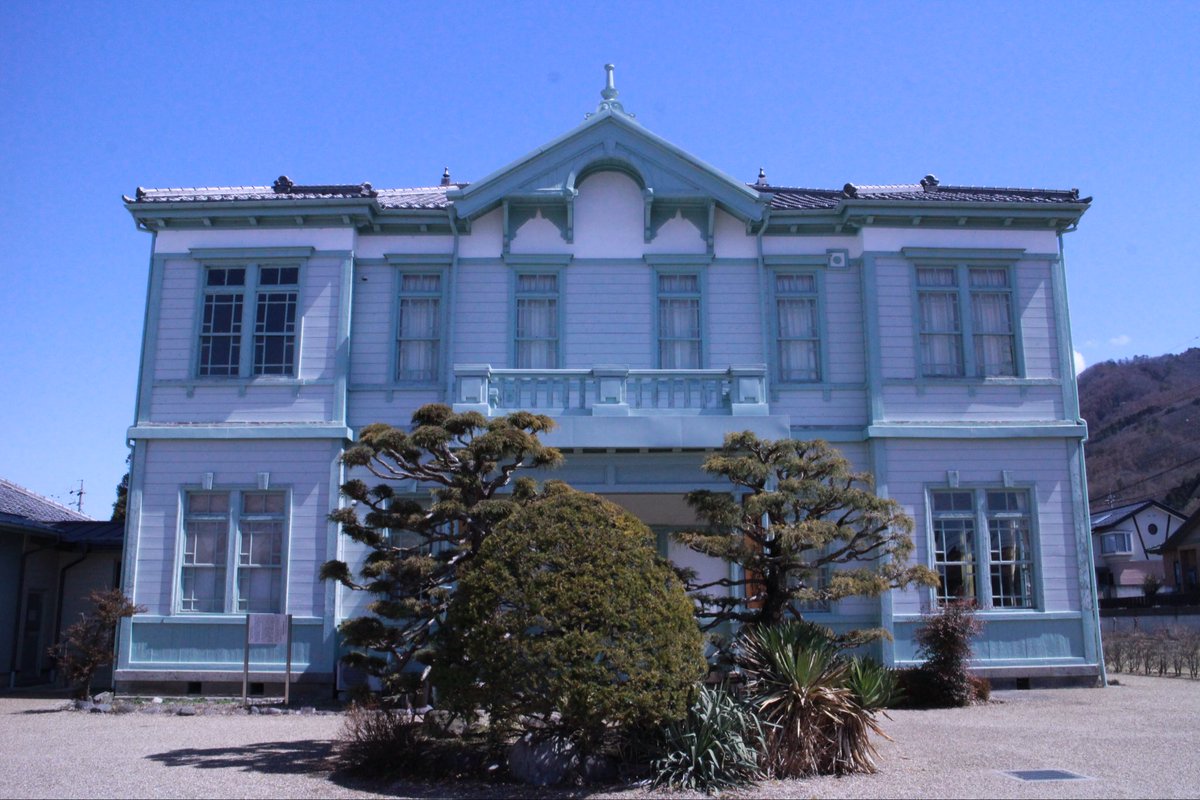 heeeym20's tweet photo. ゴールデンカムイのロケ地？旧上高井郡役所行ってきた！医務室のシーンかな。ここに月島と鯉登が並んでたと思う🥹にしても色合い可愛いよねえ https://t.co/f6923SIENs