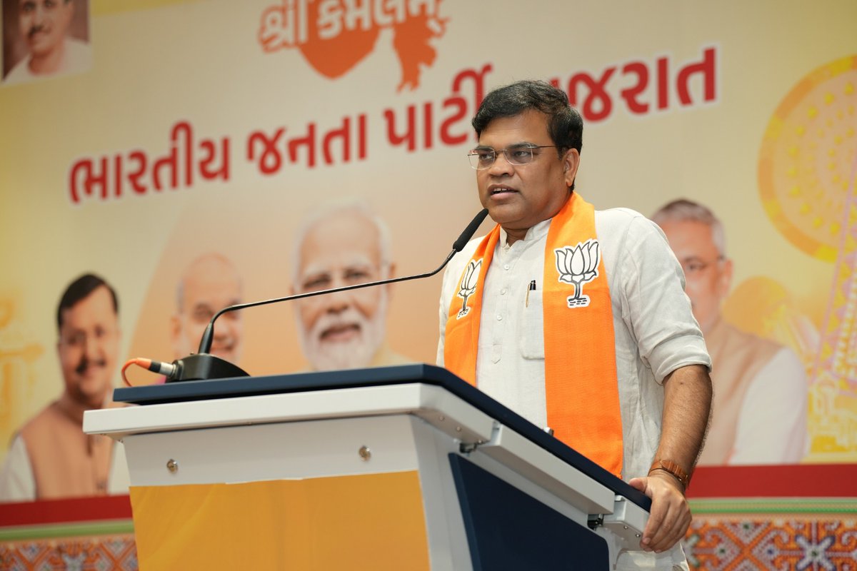 BJP4Gujarat's tweet photo. પ્રદેશ અધ્યક્ષ શ્રી @iJagdishBJP ની અધ્યક્ષતામાં આજે પ્રદેશ કાર્યાલય 'શ્રી કમલમ્' ખાતે આગામી સ્થાનિક સ્વરાજ્યની ચૂંટણી સંદર્ભે બેઠક યોજાઈ. 

આ બેઠકમાં પ્રદેશ સંગઠન મહામંત્રી શ્રી @ratnakar273 જી, પ્રદેશ મહામંત્રી @DrPrashantkorat , પ્રદેશ ચૂંટણી સંચાલન સમિતિના સંયોજક શ્રી @gpzadafia સહિત હોદ્દેદારો ઉપસ્થિત રહ્યાં.