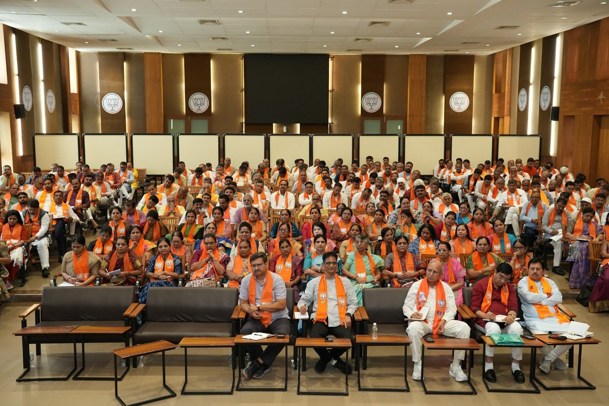 પ્રદેશ અધ્યક્ષ શ્રી <a href="/iJagdishBJP/">Jagdish Vishwakarma</a> ની અધ્યક્ષતામાં આજે પ્રદેશ કાર્યાલય 'શ્રી કમલમ્' ખાતે આગામી સ્થાનિક સ્વરાજ્યની ચૂંટણી સંદર્ભે બેઠક યોજાઈ. 

આ બેઠકમાં પ્રદેશ સંગઠન મહામંત્રી શ્રી <a href="/ratnakar273/">Ratnakar</a> જી, પ્રદેશ મહામંત્રી <a href="/DrPrashantkorat/">Dr. Prashant Korat</a> , પ્રદેશ ચૂંટણી સંચાલન સમિતિના સંયોજક શ્રી