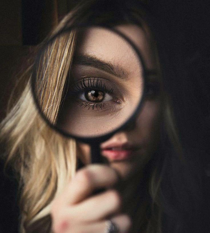 Ad_Vitam44_'s tweet photo. ✨✨✨Lire les gens n’est pas un pouvoir magique. 
✨✨✨C’est une prise de conscience.

🌿Au début, tu ne fais pas vraiment attention. Tu écoutes les mots, tu crois les explications, tu acceptes les comportements tels qu’ils se présentent. Puis, avec le temps, quelque chose change. Tu commences à remarquer ce qui se passe entre les lignes.

🌿Un regard qui se détourne trop vite.
Un silence qui en dit plus que la phrase qui vient d’être prononcée.
Un sourire qui n’atteint pas les yeux.

🌿Petit à petit, tu comprends que la communication ne passe pas seulement par les mots. Le ton, l’attitude, les réactions… tout parle.

🌿Et à partir de là, ta manière d’interagir change.

🌿Tu ressens moins le besoin de convaincre.
Tu te justifies moins.
Tu observes davantage.

🌿Ce n’est pas que tu deviens froid ou méfiant. C’est simplement que tu vois plus clair. Certaines personnes t’apportent de l’énergie, d’autres t’en prennent. Certaines sont sincères, d’autres jouent un rôle.

🌿Quand tu commences vraiment à percevoir cela, tu arrêtes d’idéaliser les gens. Tu les acceptes tels qu’ils sont, avec leurs intentions, leurs forces et leurs limites.

🌿Et c’est là que les relations deviennent plus simples… mais aussi plus vraies.

🌿Parce que quand quelqu’un se sent réellement compris, il y a souvent deux réactions possibles :
le respect… ou la distance.

🌿Le plus difficile dans tout ça n’est pas d’observer les autres.

🌿Le plus difficile, c’est d’avoir l’honnêteté d’accepter ce que l’on voit même lorsque cela bouscule ce que l’on aimerait croire.