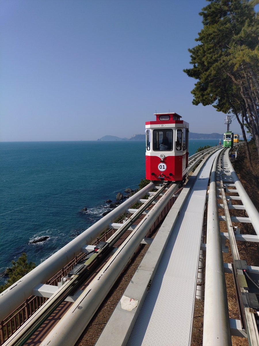 chestnuts0509's tweet photo. 高校の朋友と韓国旅行4日目は釜山の海雲台ブルーラインパークへ

地上10mを走るスカイカプセルは遮るものがなく絶景が広がります

青い海と高層ビルのコントラストが最高でした✨ https://t.co/jOMcCPSGks