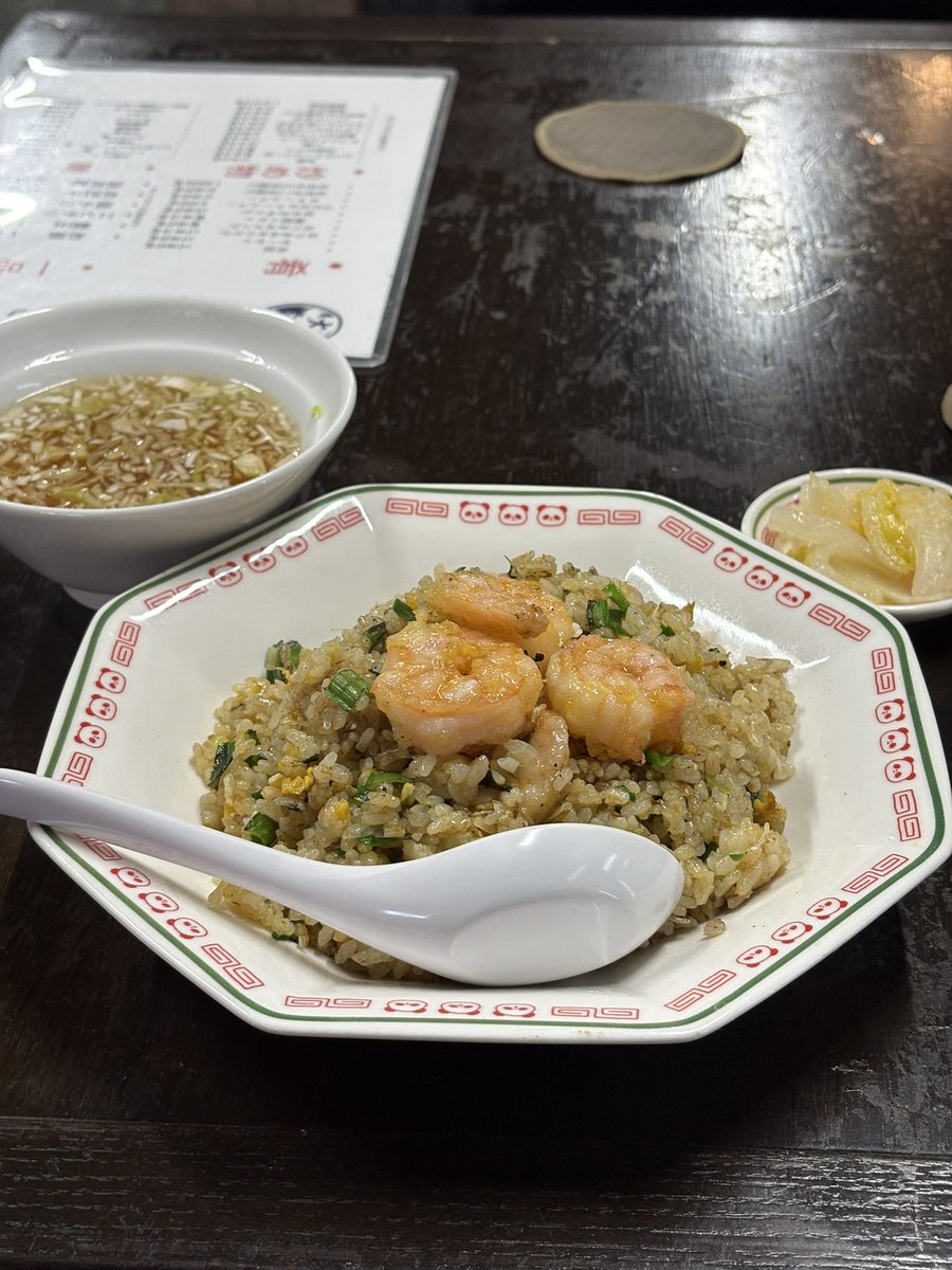 coimeshi's tweet photo. このエビニラチャーハンも上から視認できる以外に4尾くらい、計7尾くらいは居てマジで幸だった。
店長さん炒め物が上手すぎる。

これでランチ1,200円だったけど、もし私が横浜で同じクオリティ求めてしまったら、きっと皿洗いをしてから退店しなければならない https://t.co/fUvJQ30DDo