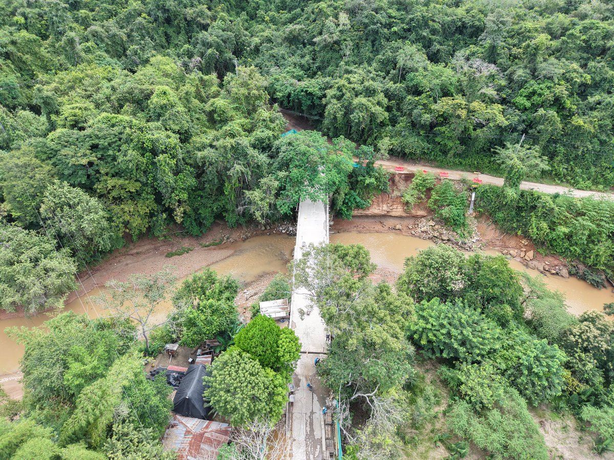 ICCUGOB's tweet image. En #Nilo avanzamos con el puente vehicular Tambores sobre el río Paguey, que conectará Casa Blanca (#Ricaurte) con Sonora.

🚧 48 m de longitud | 6 m de ancho
📊 95 % de avance
👨‍👩‍👧‍👦 +250 familias beneficiadas

Más conectividad, seguridad y movilidad para el territorio.