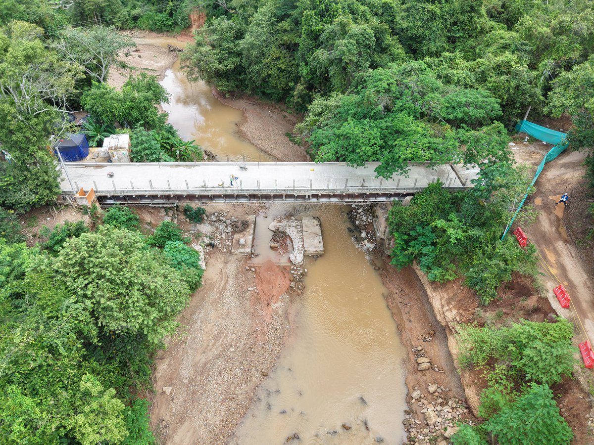 ICCUGOB's tweet image. En #Nilo avanzamos con el puente vehicular Tambores sobre el río Paguey, que conectará Casa Blanca (#Ricaurte) con Sonora.

🚧 48 m de longitud | 6 m de ancho
📊 95 % de avance
👨‍👩‍👧‍👦 +250 familias beneficiadas

Más conectividad, seguridad y movilidad para el territorio.