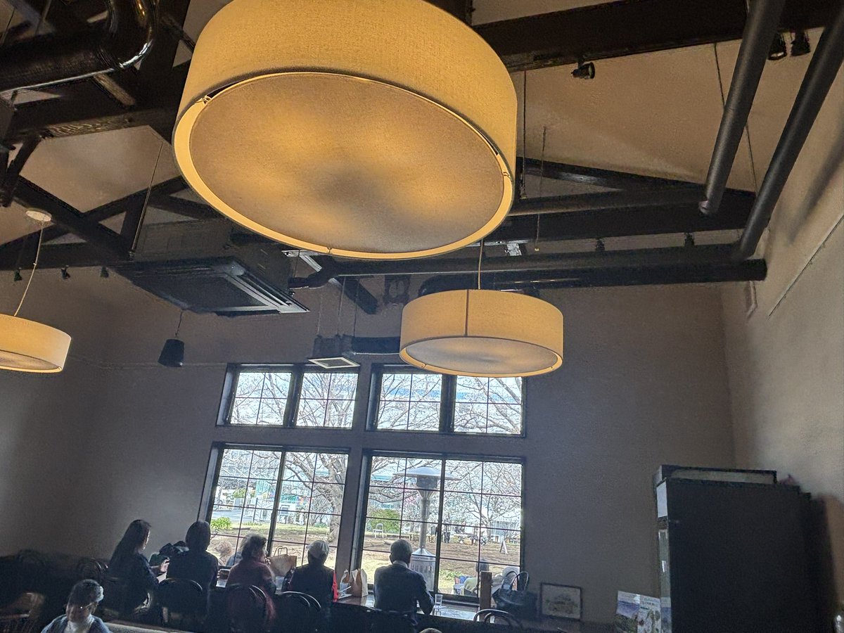 Karen_Kusunoki's tweet image. 川口にある紅茶キノコを発酵させたkombucha ブルワリー、大泉工場と
創業者の昭和13年建設、国登録有形文化財の邸宅見学とヨガ。日本家屋と洋館、防空壕、見応えあった。敷地内には、色々な空間があり、リールにまとめたので見ていただけると嬉しいです。

#大泉工場 #kombucha #川口 #レトロ建築