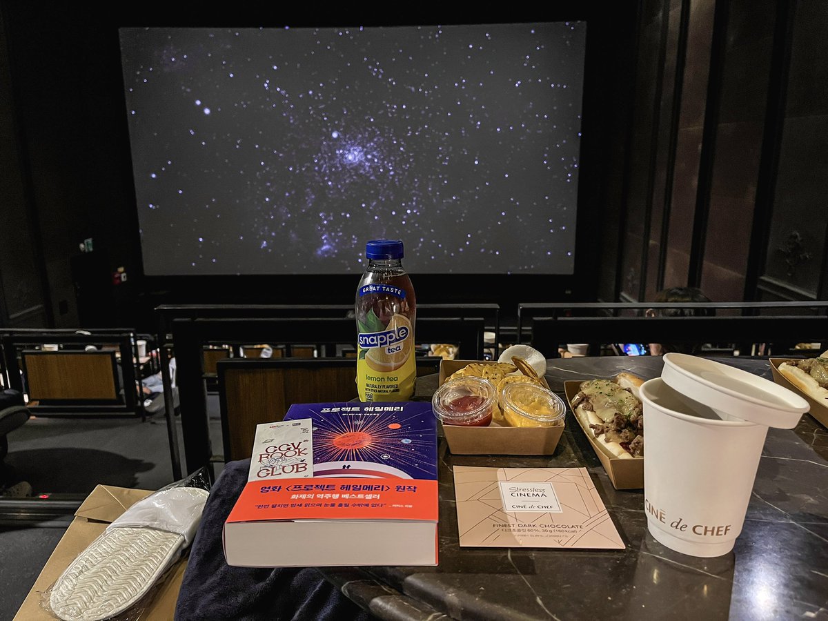 #CGV북클럽 with 프로젝트 헤일메리 예매 성공해서 다녀왔는데 우주 공간 속에서 편안히 책 읽는 느낌이라 즐거웠다😌 영화의 여운을 만끽할 수 있었던 시간“👎✨”