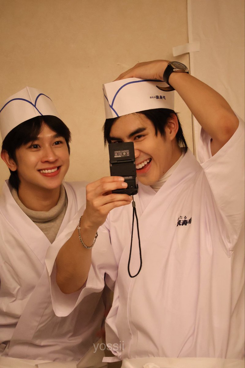 板前に変身した2人がお寿司を握る前にカメラで見た目チェック中🤭

#เจ้าแก้มก้อน #fluke_natouch 
#peterpanzz_w #WhiteMemoriesWithFlukePeterpan  
#おたる政寿司本店