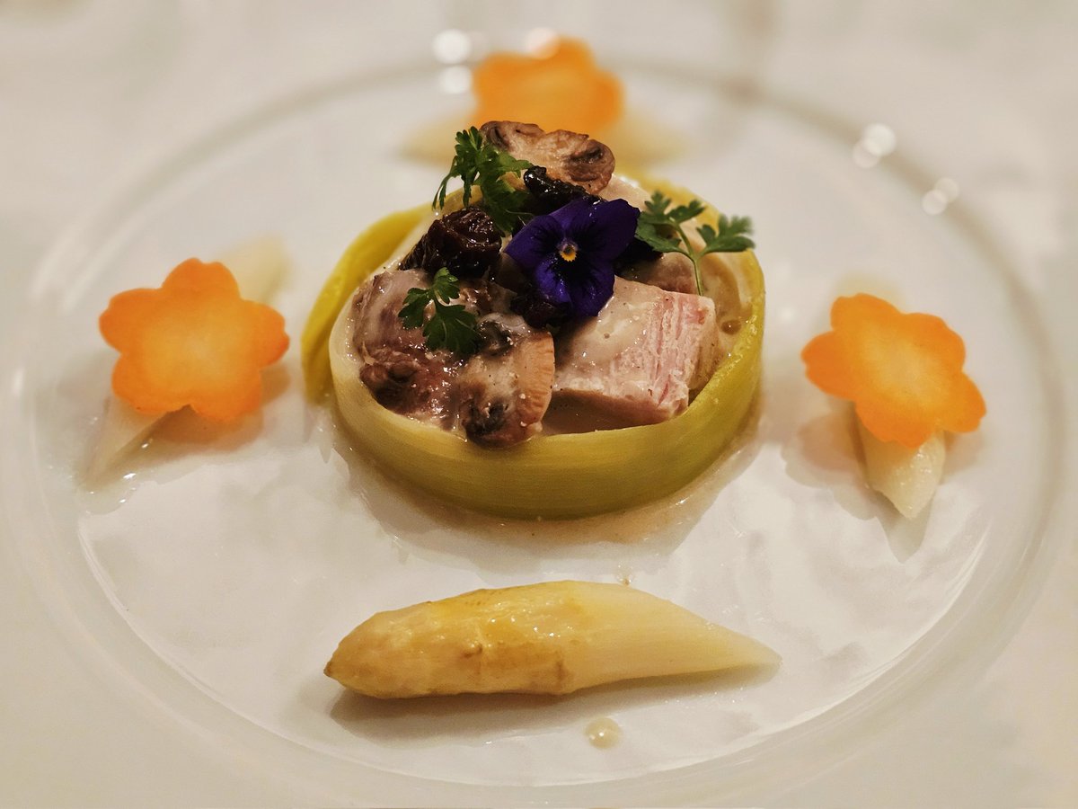 ワインメーカーズディナー @ PAUL BOCUSE 銀座

Domaine Ostertag(ドメーヌ・オステルタッグ)のアルザスワインは、個性的で素晴らしかったです🍷

5種とも細長いボトルですが、高さが異なります🍾3代目のアルチュールさんはとても気さくな方😊

お料理も最初のグジェールからビッグサイズで美味🇫🇷