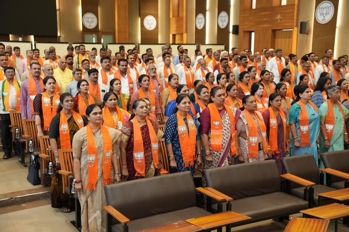 આજે પ્રદેશ કાર્યાલય 'શ્રી કમલમ્' ખાતે આગામી સ્થાનિક સ્વરાજ્યની ચૂંટણી અંતર્ગત બેઠક યોજી, જેમાં ચૂંટણીમાં ભવ્ય વિજયના સંકલ્પ સાથે વિસ્તૃત ચર્ચા કરી અને જરૂરી માર્ગદર્શન પૂરું પાડ્યું.